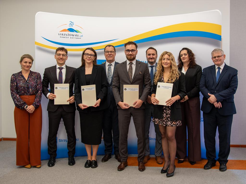 Stypendyści powiatowego programu stypendialnego dla studentów uczelni medycznych rozpoczynają pracę w ZOZ w Strzyżowie